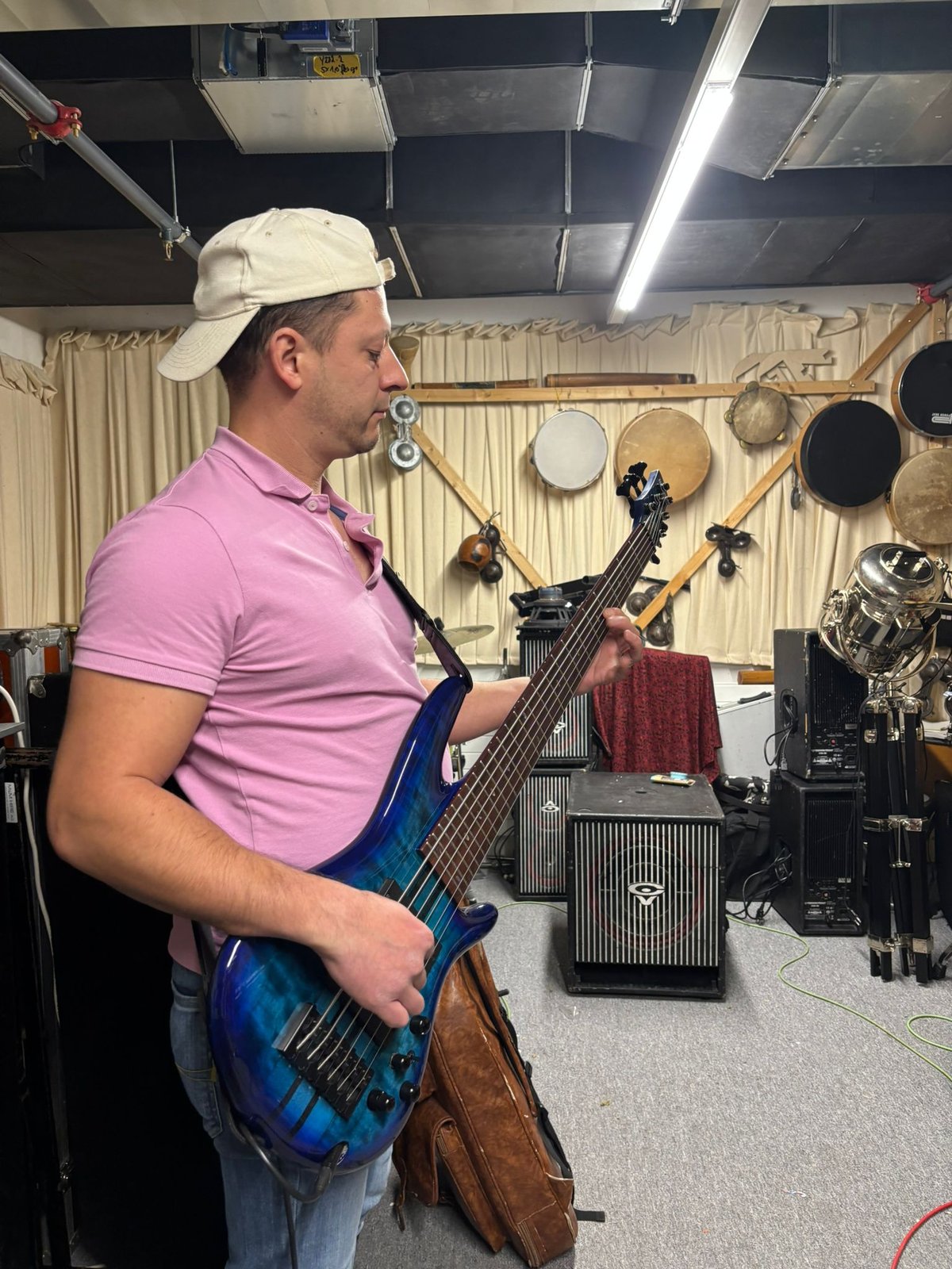 Giuseppe Lombardi mit Bass im freeREC Studio