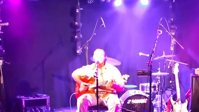 Sol mit Gitarre auf der Bühne